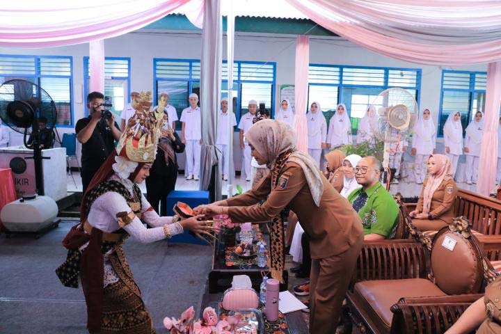 Wagub Jihan Nurlela Hadiri Acara Capping Day dan Ucap Janji Mahasiswa/i Perawat STIKES Baitul Hikmah Bandarlampung